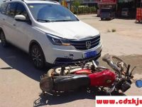 摩托车全责受伤轿车要赔钱吗？摩托车跟小车发生车祸谁的责任大