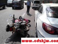 摩托车无证驾驶与小车相撞责任怎么划分