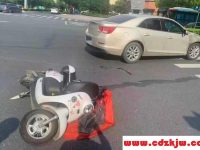 骑电动车被小车撞了,受伤怎么赔偿